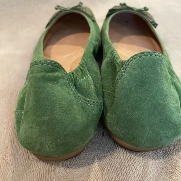 Earth Green Suede Flats with Cutout Bow – Size 8.5 – Like New - Picture 4 of 7